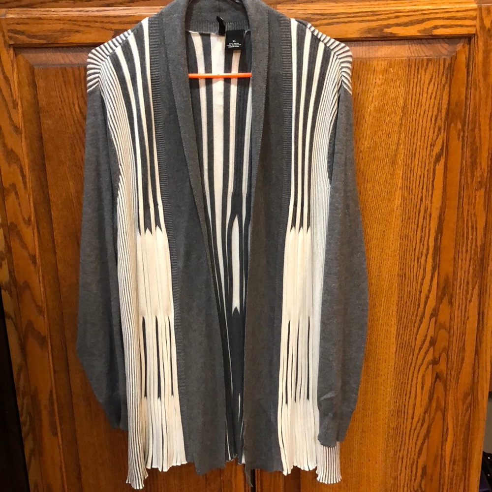 New Directions XL Gray and White Sweater